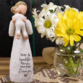 AcowSpt Meemaw statue, resin scene of affection that sparks nostalgia for home.
