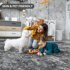 Aelenmu machine-washable rug simplifies regular refreshing and stain removal.
