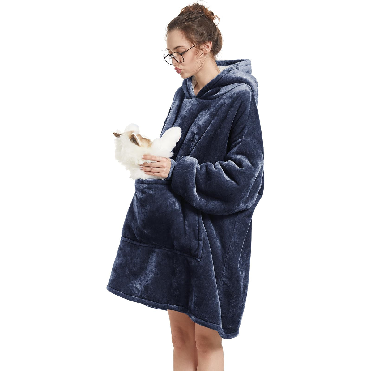 Close-up of hood and oversized pocket on Aemilas hoodie for hands-free convenience