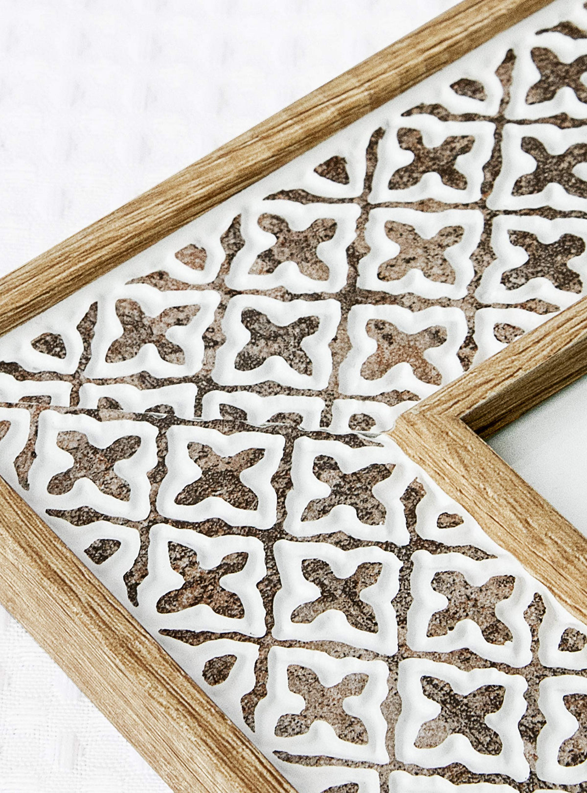 Afuly wall-mounted boho frame showcases memories with stylish layout options.