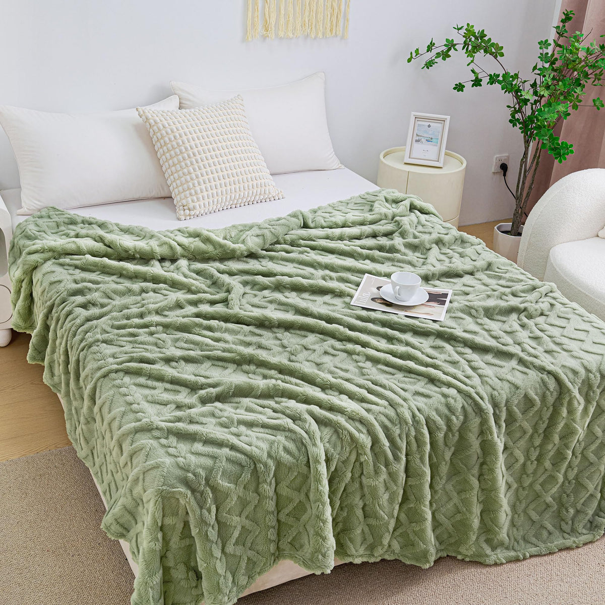 Aganear outdoor-friendly throw used for picnics and chilly evenings