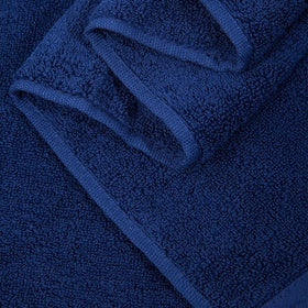 AHXHWKA beach towel use demonstrates lightweight, quick-dry performance after swimming.