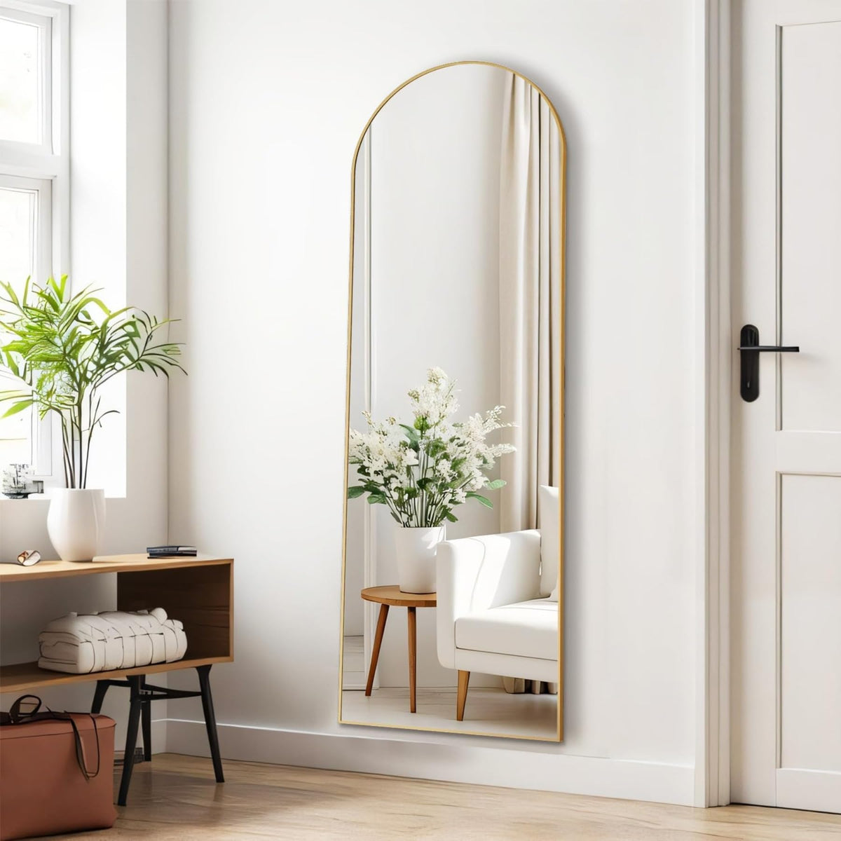 Aidoly arched mirror in elegant gold finish
