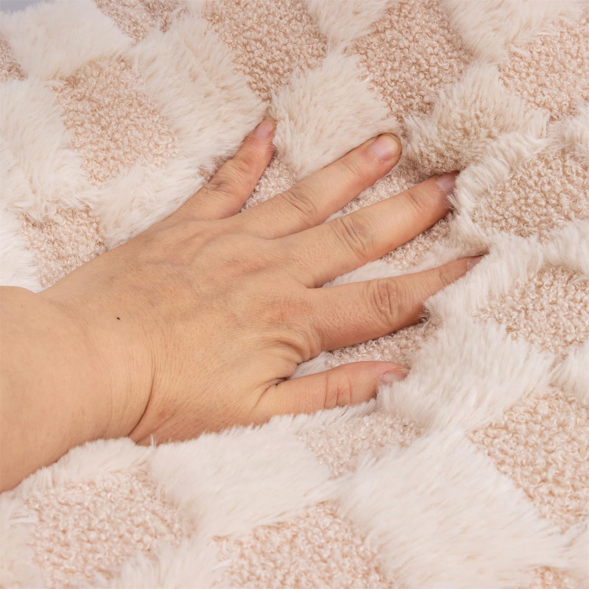 Aimuan pillow offers comforting support for nasal congestion or reflux while resting