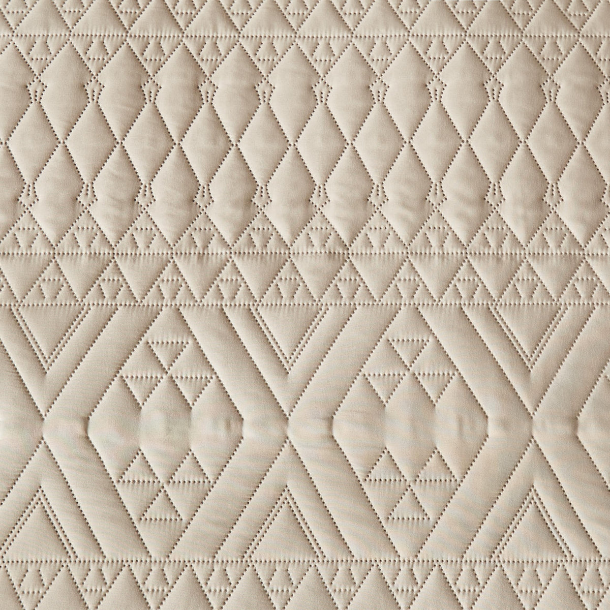 Akkialla care-friendly design remains colorfast with easy machine washing.