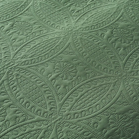 Akkialla quilt with durable embroidery stitching designed for long-lasting wear.