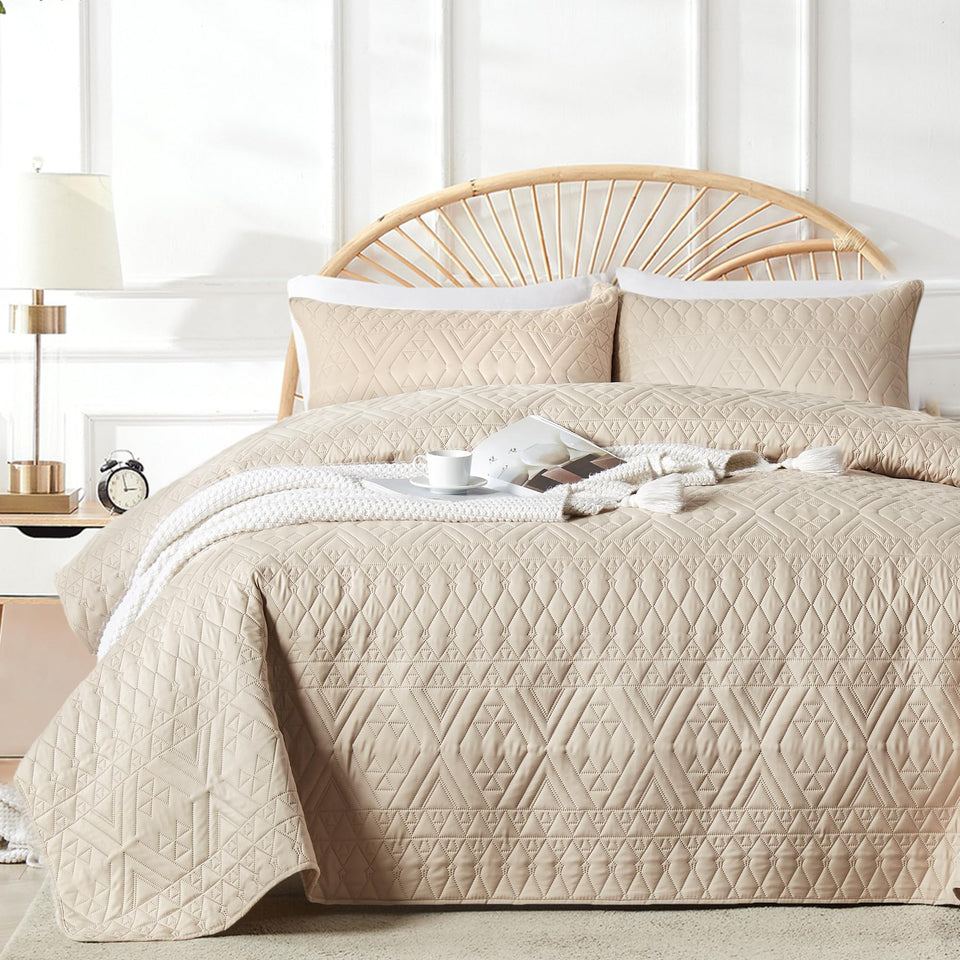 Akkialla King quilt with geometric pattern coverlet for timeless style and all-season comfort.