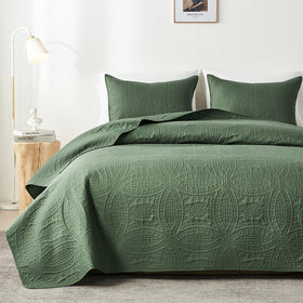 Akkialla Queen Quilt in olive green for a chic, all-season bed look.