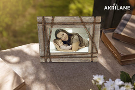 AKRILANE frame supports vertical and horizontal orientations.