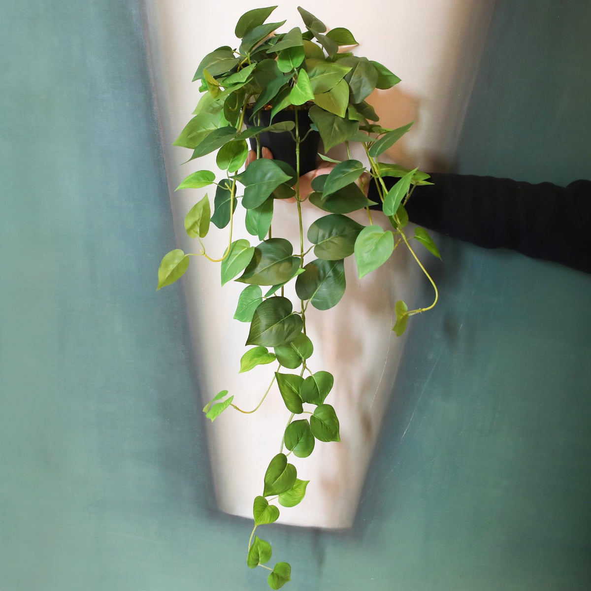 Alyptus UV-resistant silk leaves resist fading in indoor lighting.