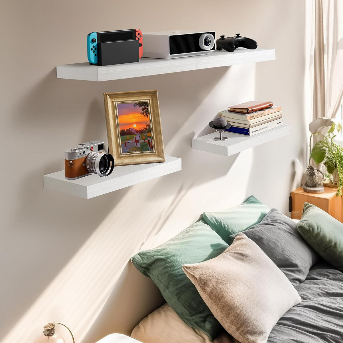 AMADA HOMEFURNISHING floating shelves side view highlighting hidden brackets