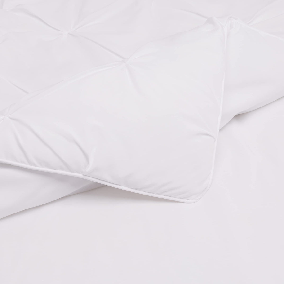 Amazon Basics full/queen set includes comforter and two pillow shams.