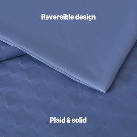 Amazon Basics reinforced-grid structure adds durability while keeping a lightweight feel.