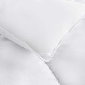 Amazon Basics corner tabs close-up showing secure duvet insert attachment