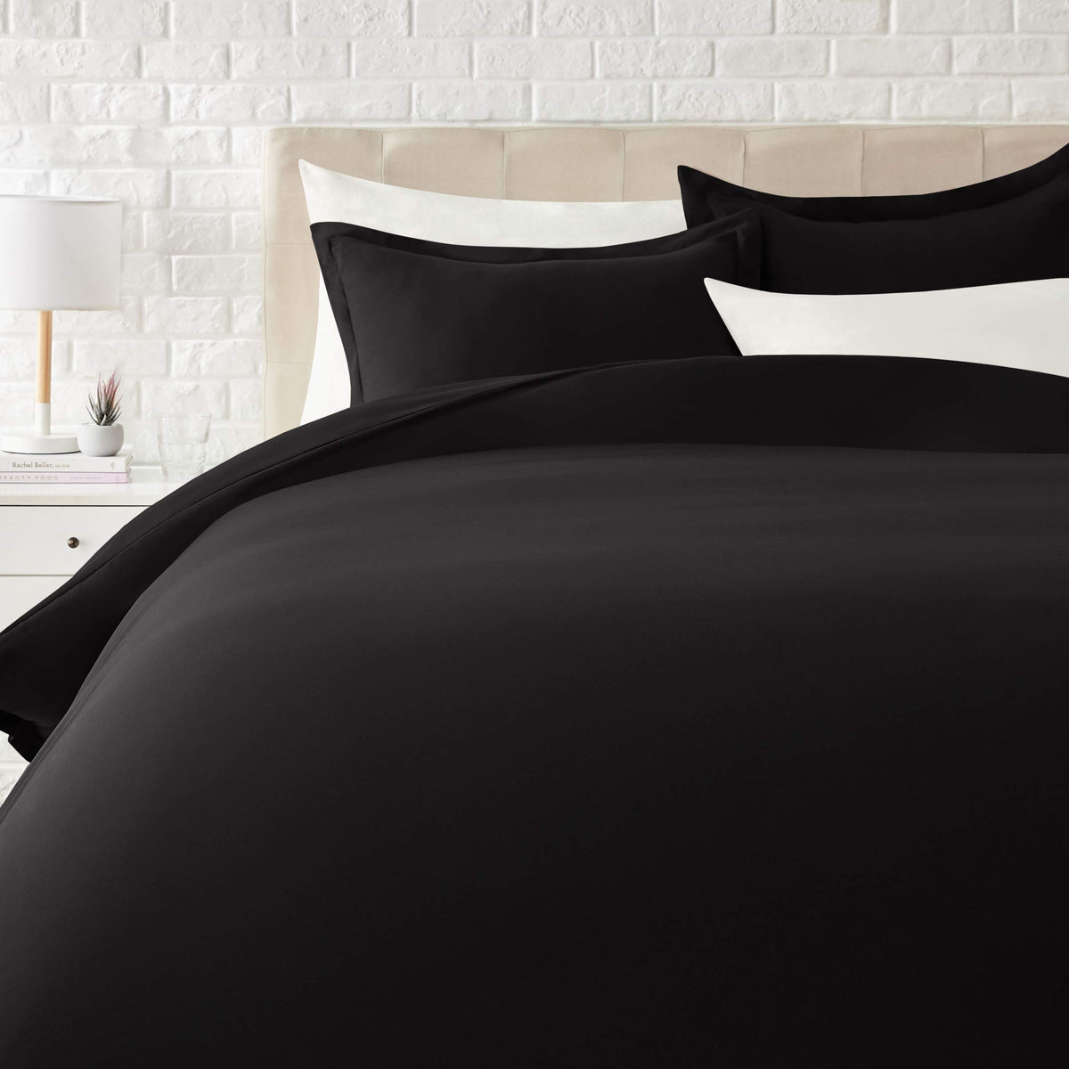 Amazon Basics duvet cover full/queen black with soft microfiber for everyday comfort.
