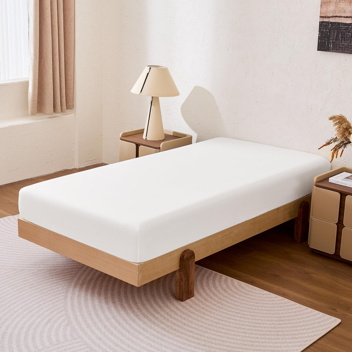 Amazon Basics elastic edge for 14-inch deep pocket ensures snug mattress fit