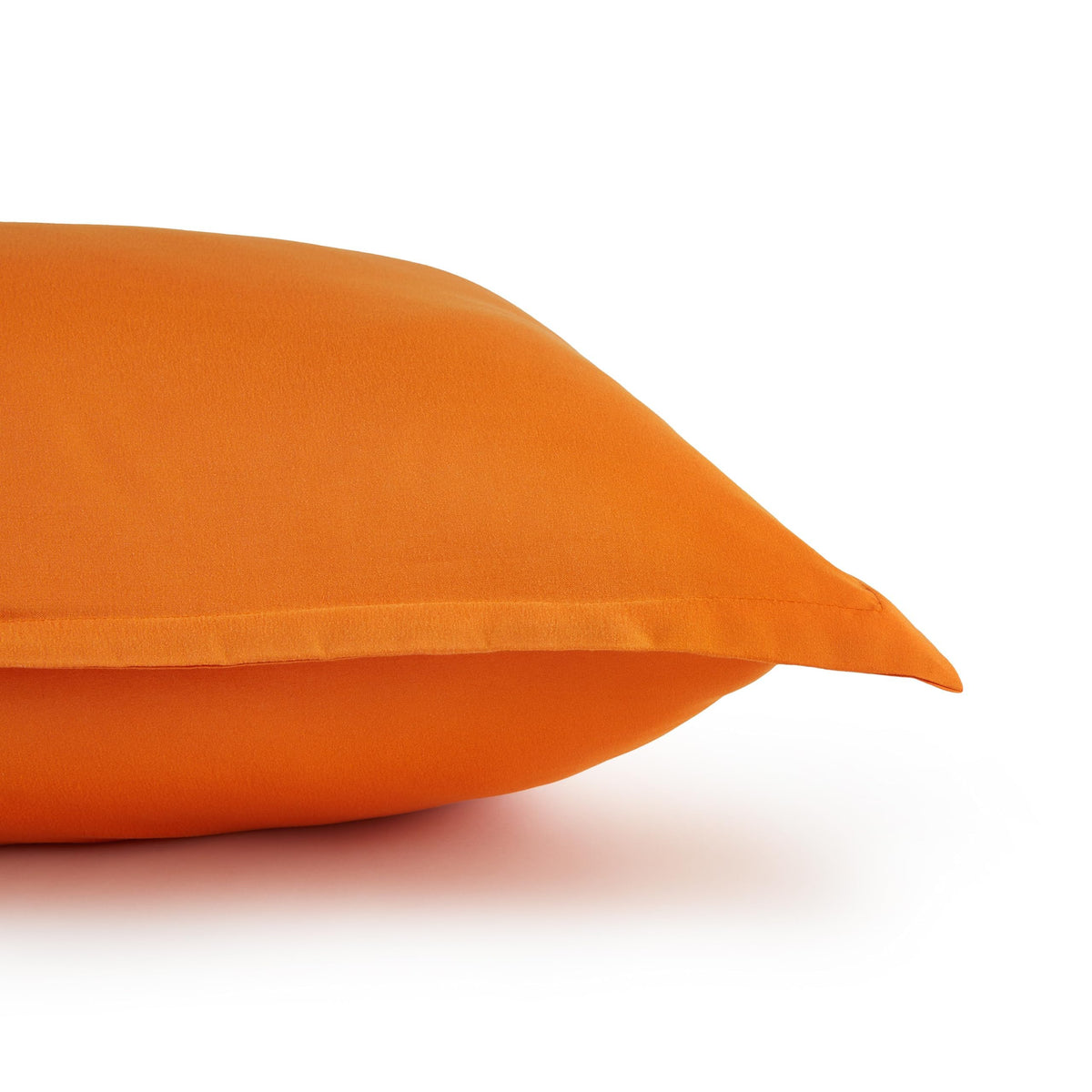 Amazon Basics full/queen comforter 90x90 inches for versatile bed setups.