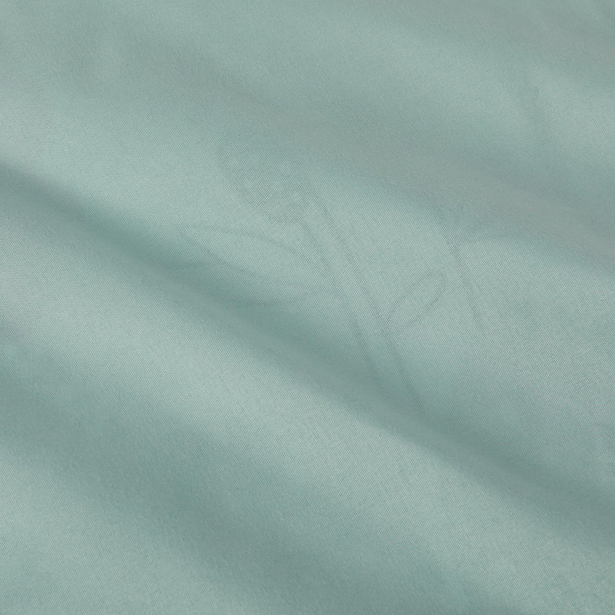 Amazon Basics bed-in-a-bag visual shows the coordinated 5-piece set