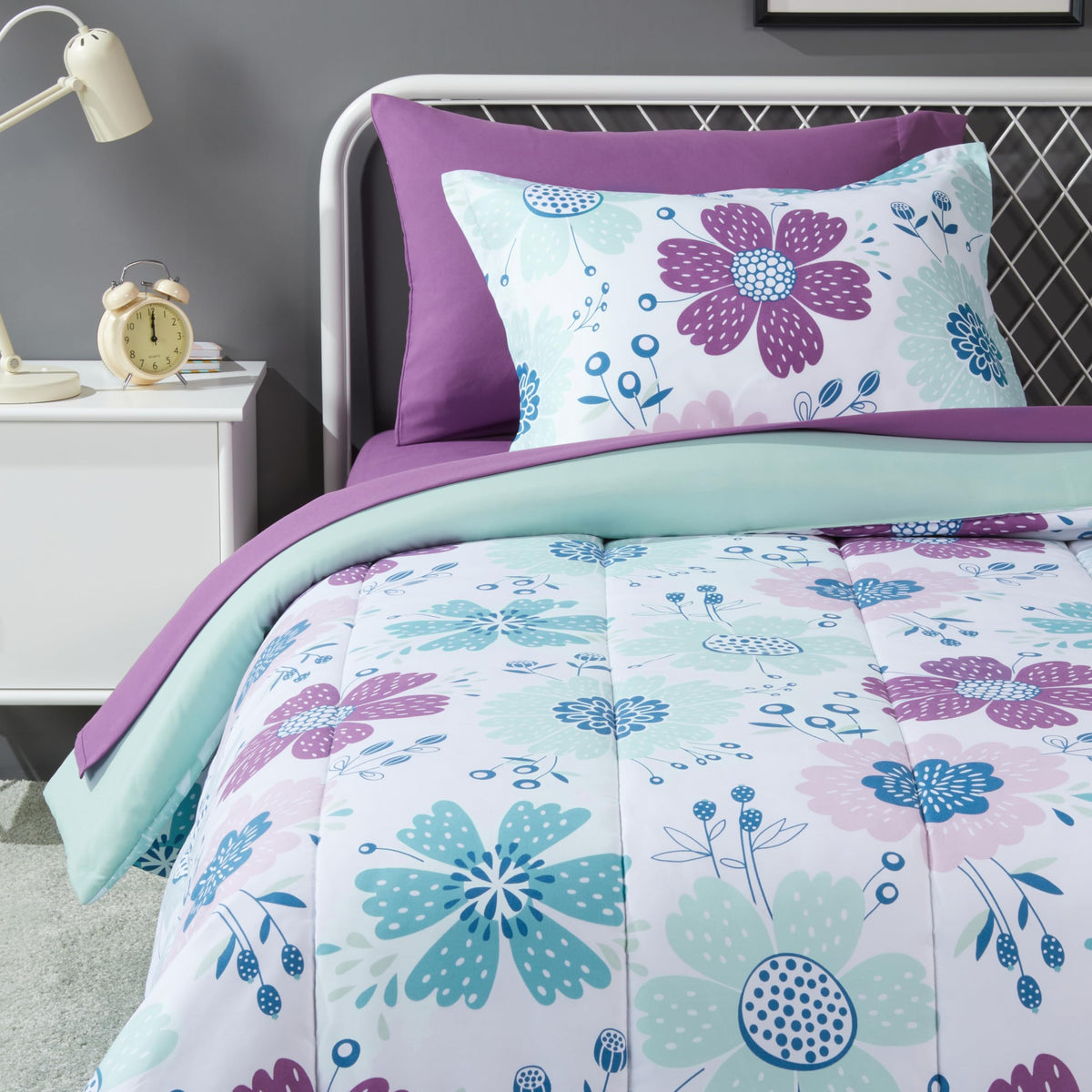 Amazon Basics kid bedding comforter in bluish flowers for cozy nights