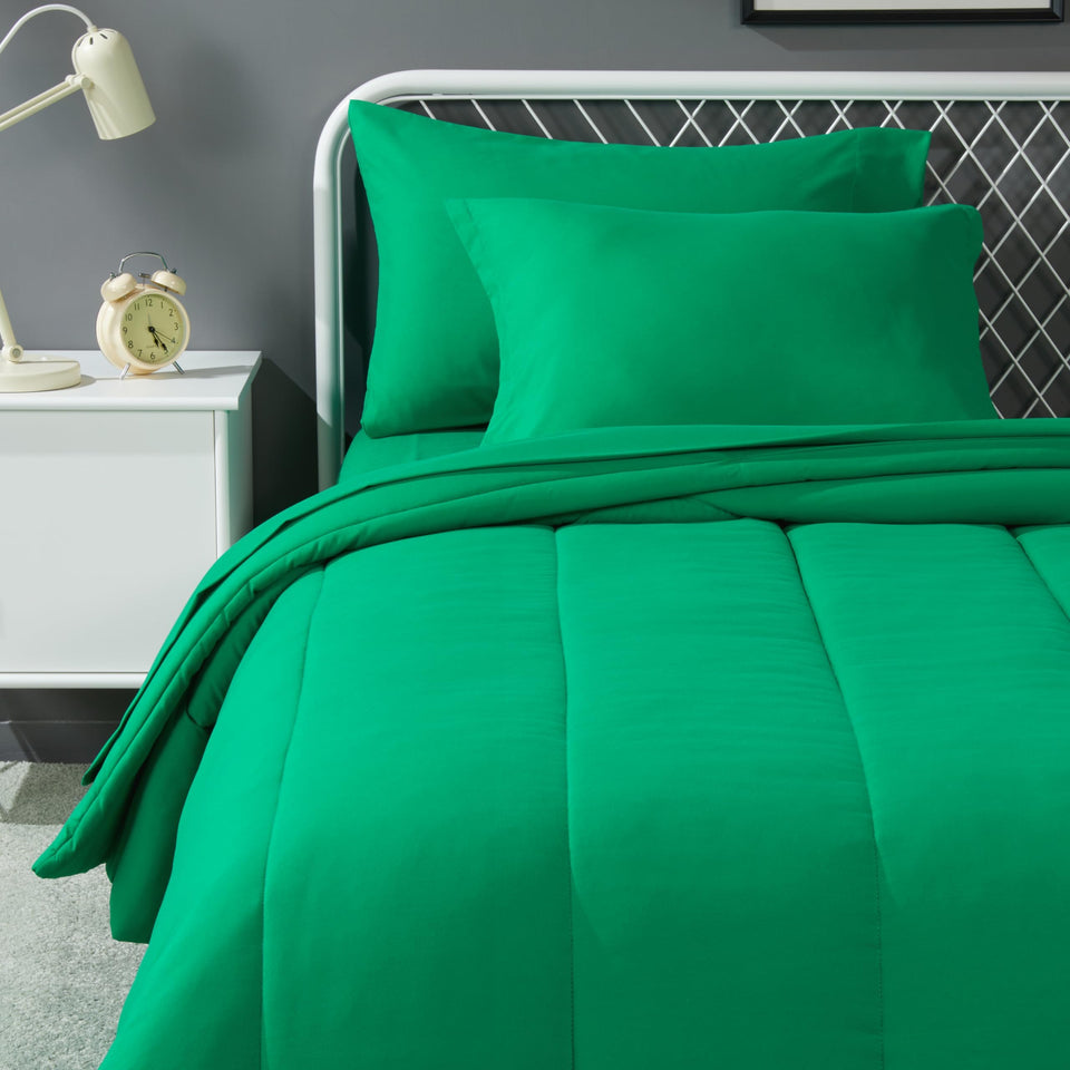Amazon Basics kids bed-in-a-bag twin green layout for quick room refresh.