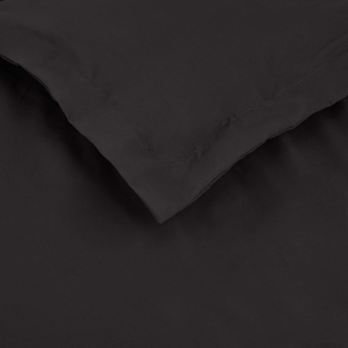 Amazon Basics lightweight microfiber fabric delivers soft, wrinkle-resistant bedding.