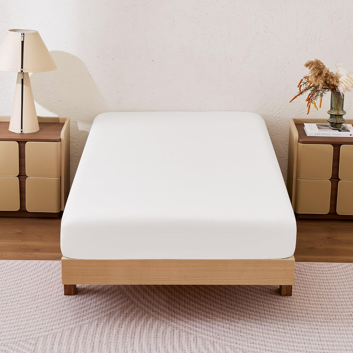 Amazon Basics soft fitted sheet in white for full bed comfort