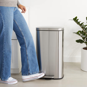 Amazon Basics trash can showing removable inner bucket for easy liner changes.