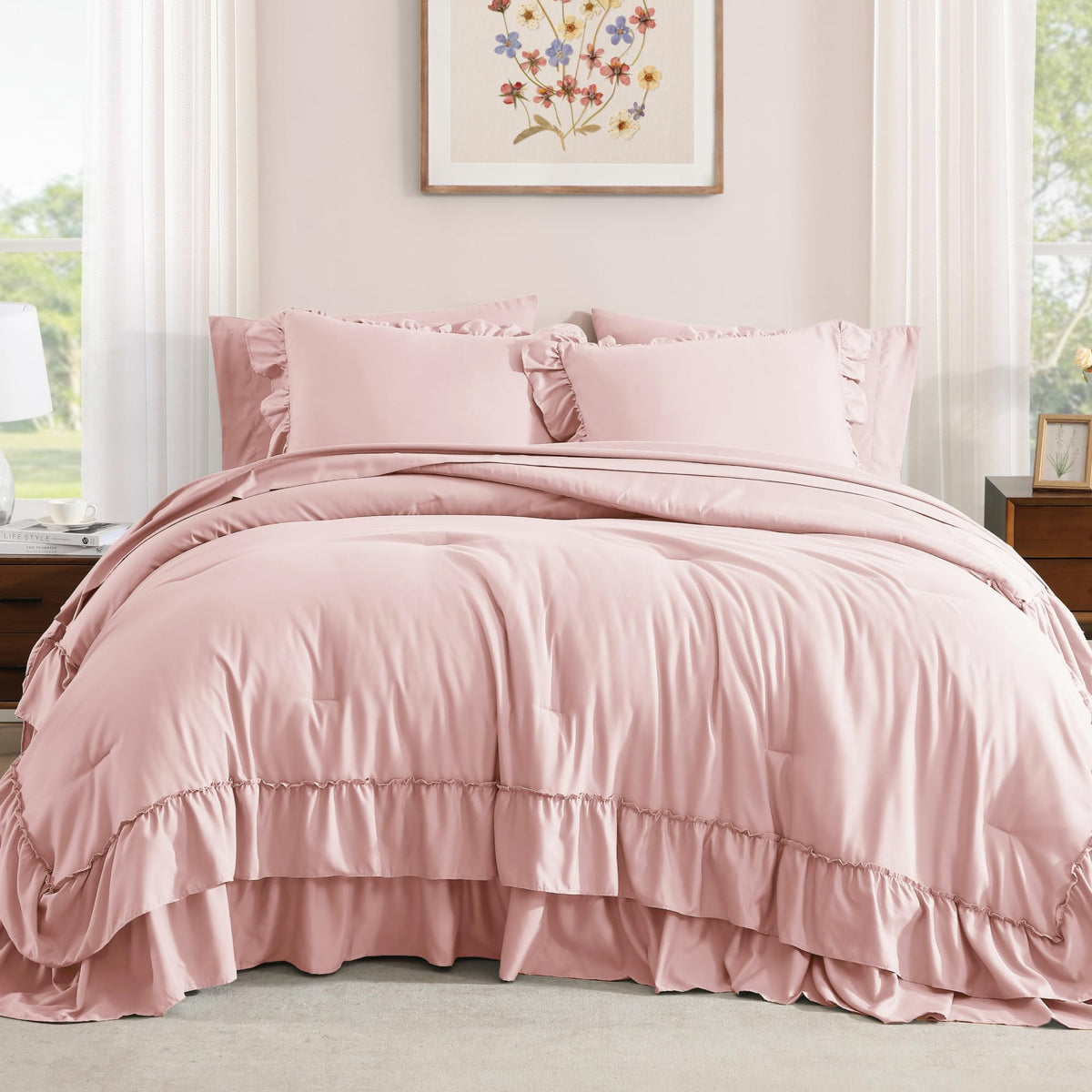 AMBERSPACE flat sheet 90x102 provides a smooth base under the comforter.