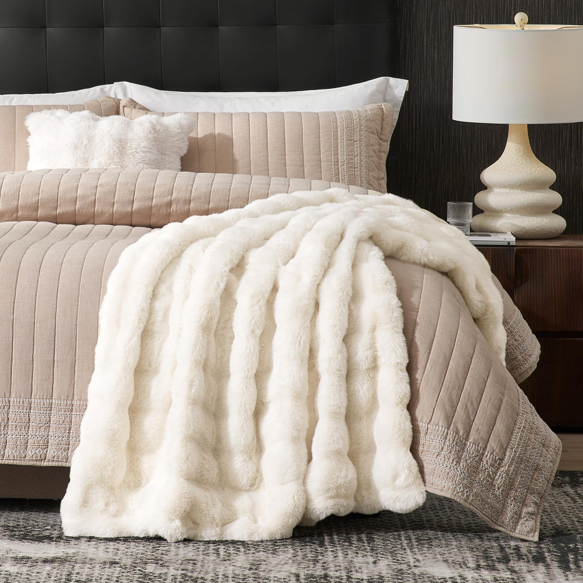 Amélie Home 800gsm double-sided blanket emphasizes rich warmth and durability.