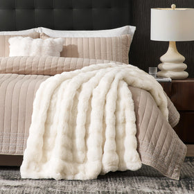 Amélie Home 800gsm double-sided blanket emphasizes rich warmth and durability.