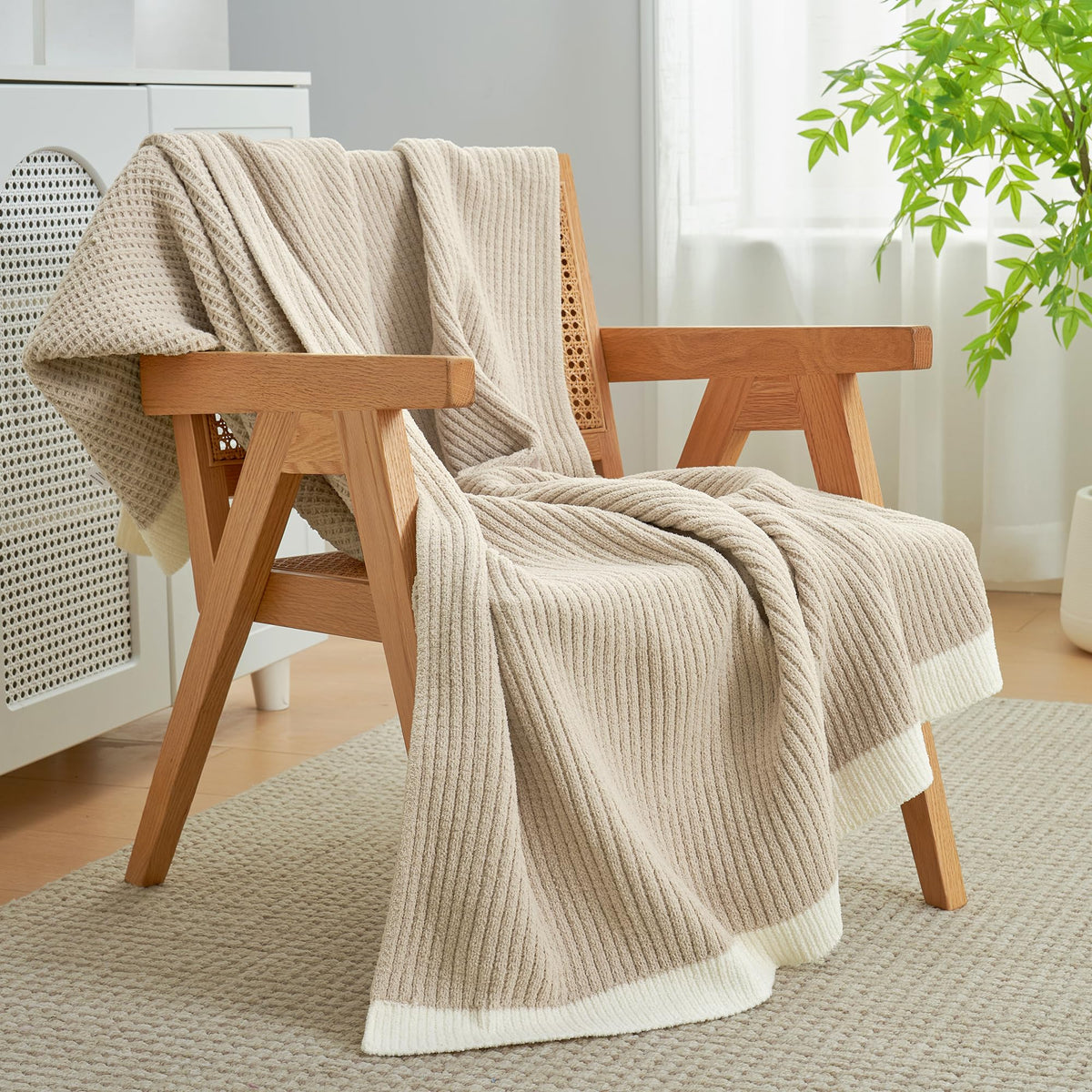 Amélie Home chenille throw suits bed and lounge for extra warmth.