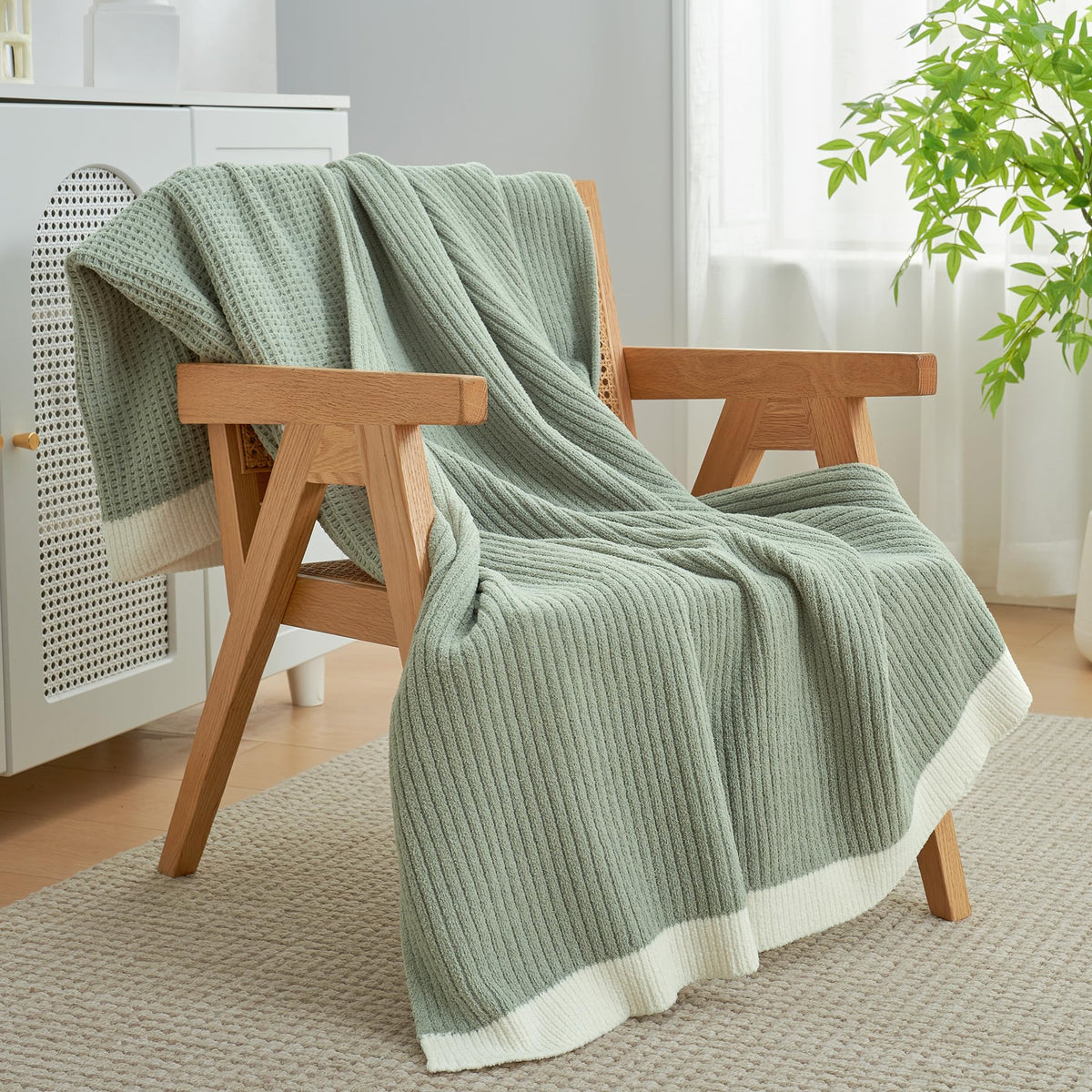 Amélie Home gift-ready chenille throw suitable for housewarmings and celebrations.