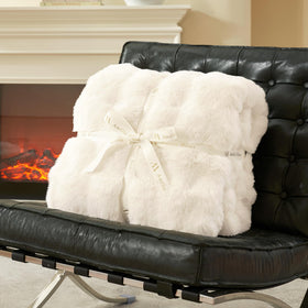 Amélie Home cloud-soft plush fabric highlighting double-sided warmth and breathability.