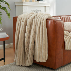 Cozy snuggle moment with Amélie Home faux fur throw at night