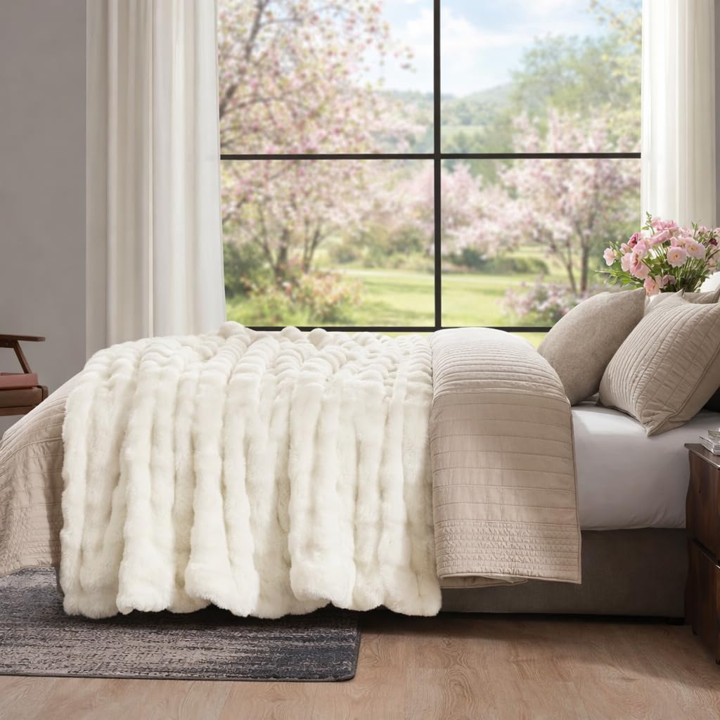 Amélie Home rabbit-fur face side showcases luxurious texture and snug feel.