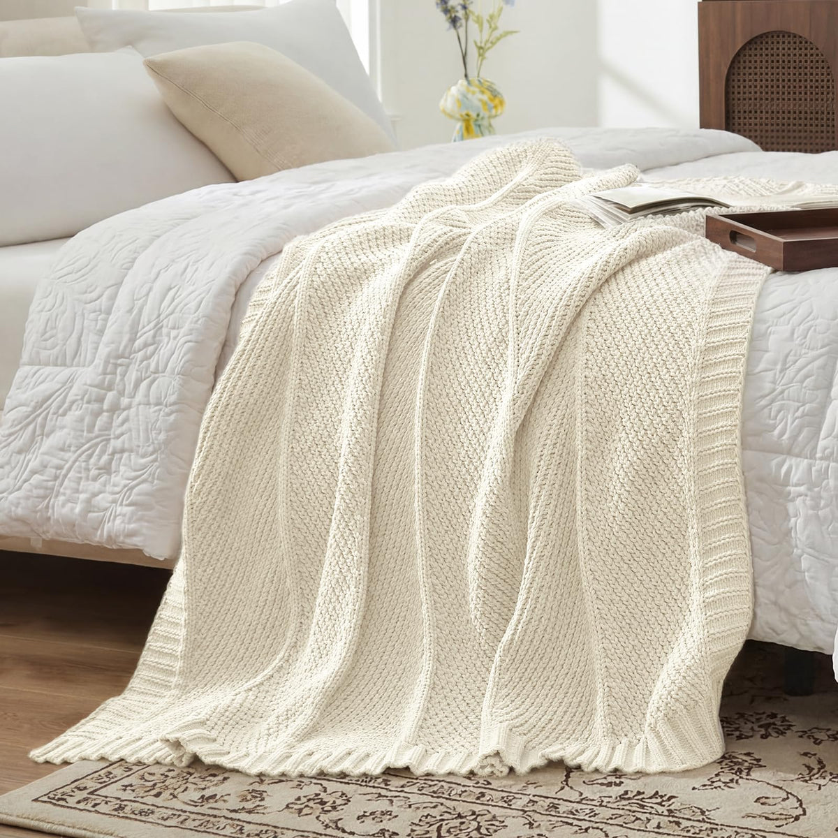 Amélie Home lightweight warm blanket for year-round comfort.