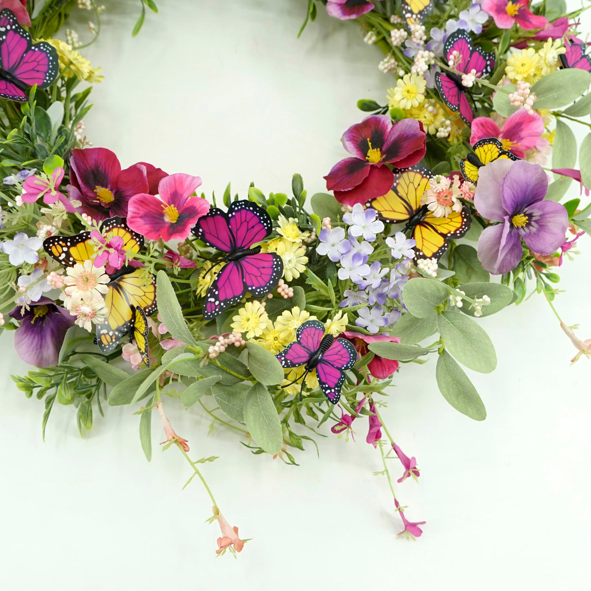AMF0RESJ wreath with colorful daisies close-up
