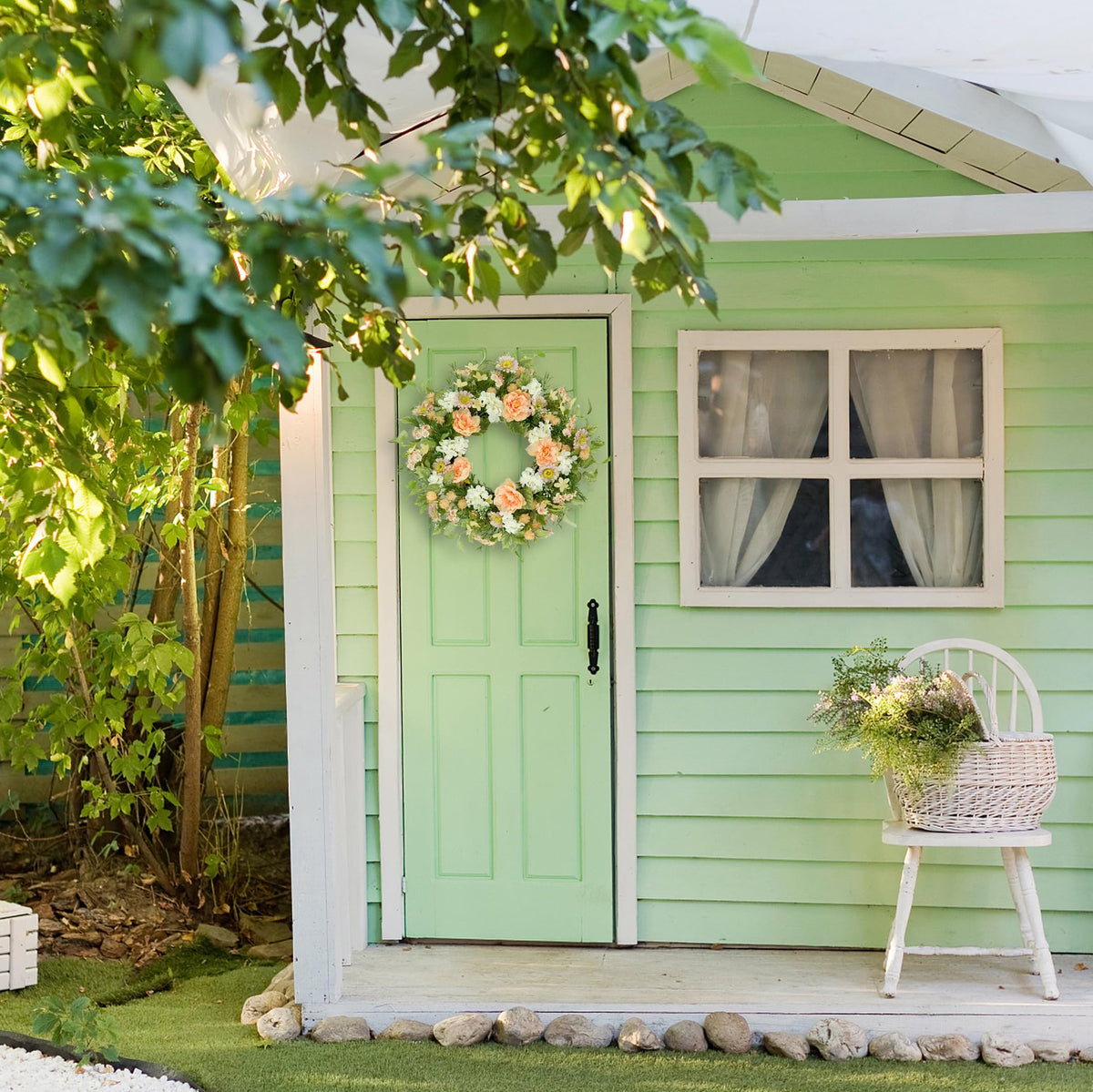 AMF0RESJ outdoor-friendly wreath withstands light rain and sun.