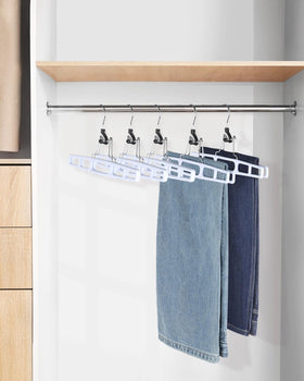 AMKUFO easy-grip clamps make loading and removing garments simple