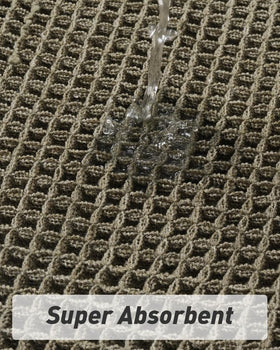 AMOAMI Upgraded Waffle Bath Mat absorption closeup demonstrates quick water uptake