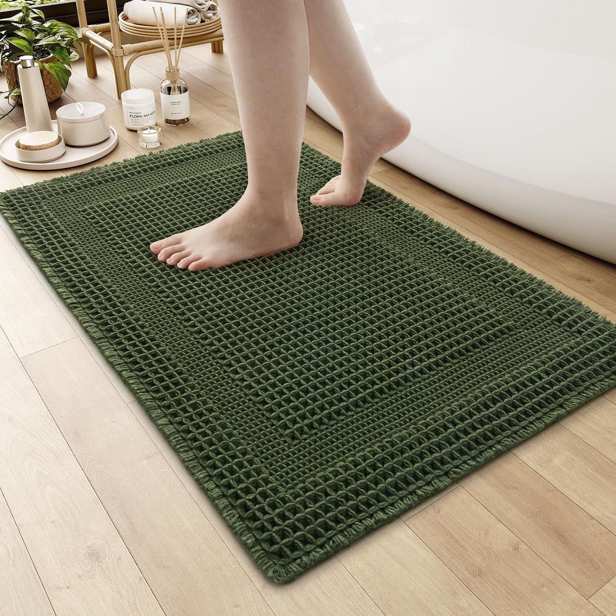 AMOAMI waffle bath mat with absorbent texture absorbs water quickly.