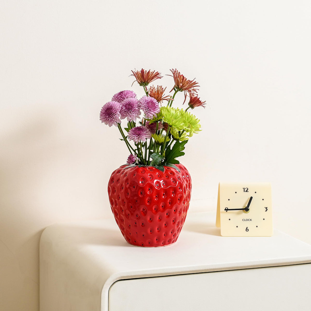 AOMOONOA strawberry vase on a dining table creates an eye catching spring centerpiece