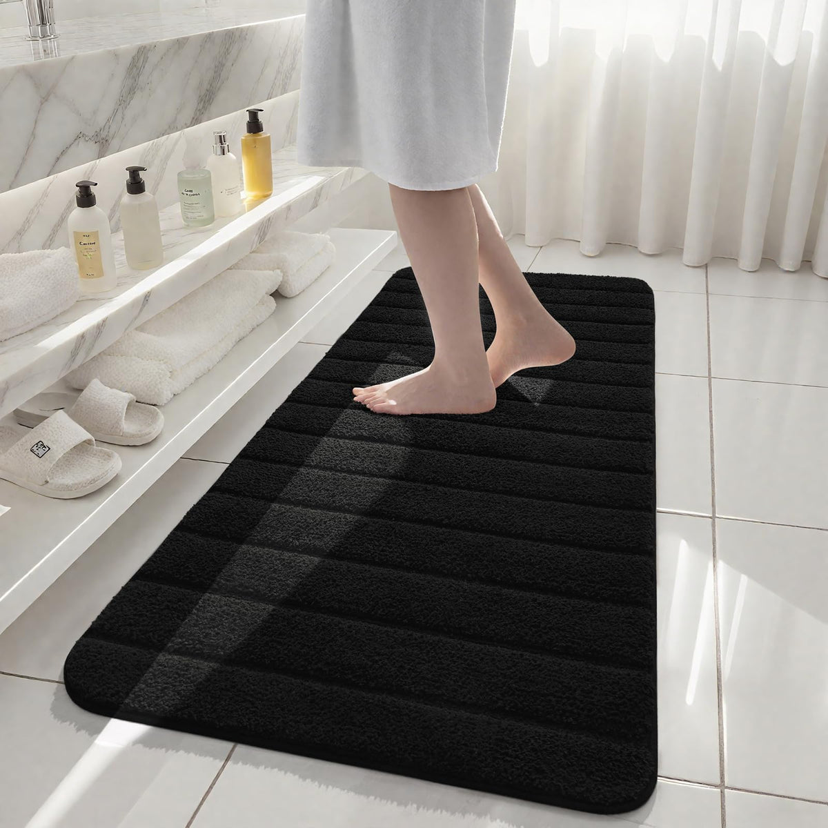 AROGAN plush microfiber bath mat shows high absorbency and thickness.