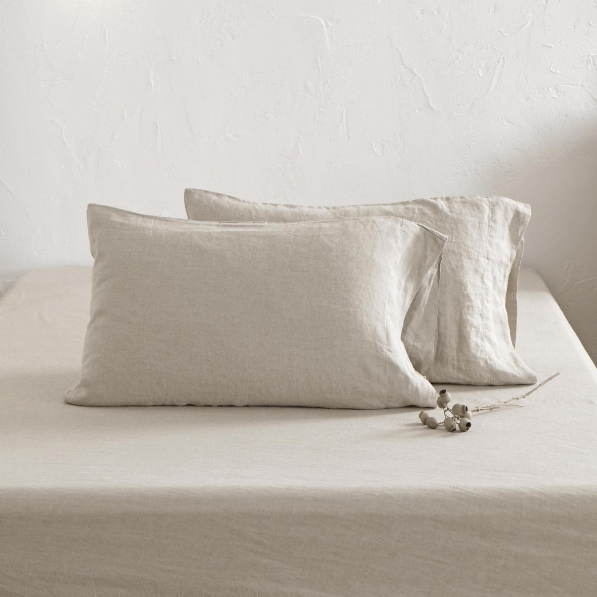 ATLINIA flat sheet in queen size 90x102 inches provides generous coverage.