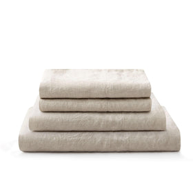 ATLINIA natural bedding in a calm bedroom setup for a relaxed look.