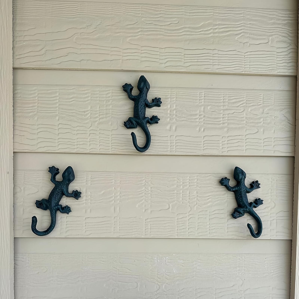 Auafanzy gecko key holder doubles as decorative wall accent