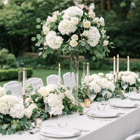 Auihiay hydrangea stems with iron wire offer flexible shaping for vases.