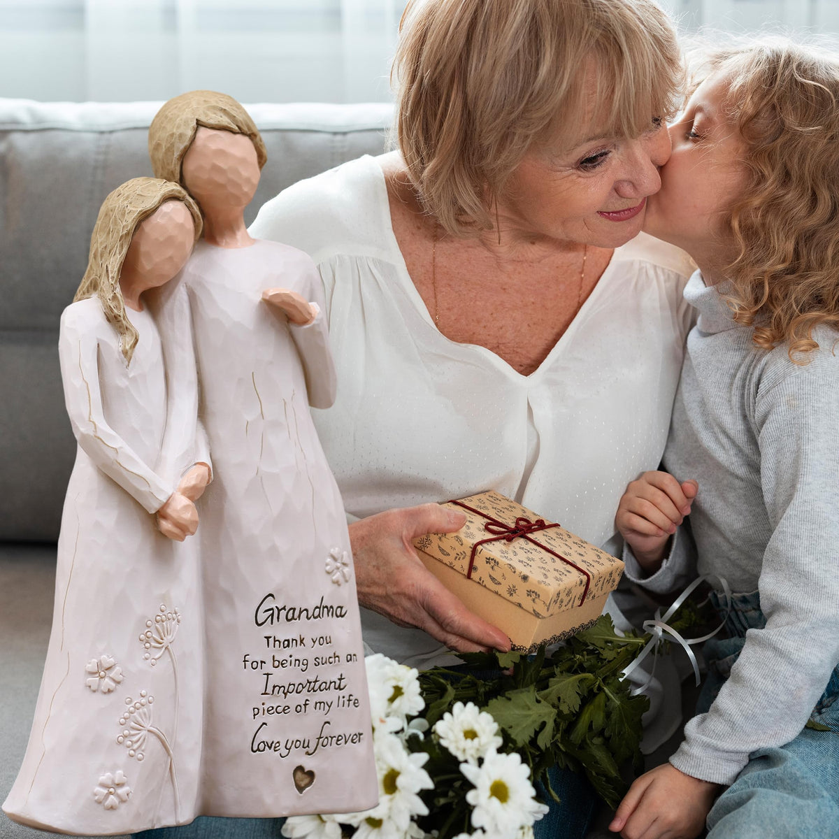 AUMELO warm ivory resin figure in a loving hug