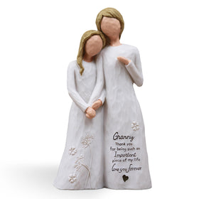 AUMELO Granny embrace figurine with granddaughter hug for sentimental decor