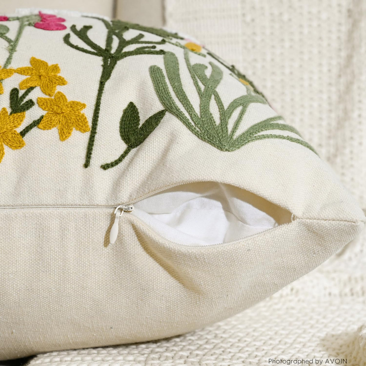 AVOIN colorlife outdoor-friendly pillow cover is easy to clean and reuse